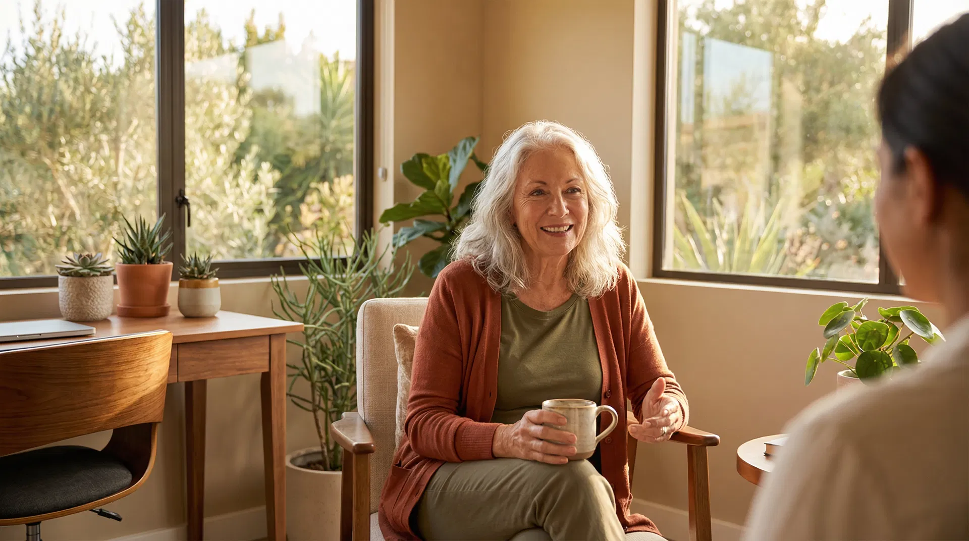 Pessoa idosa sorrindo em consulta acolhedora