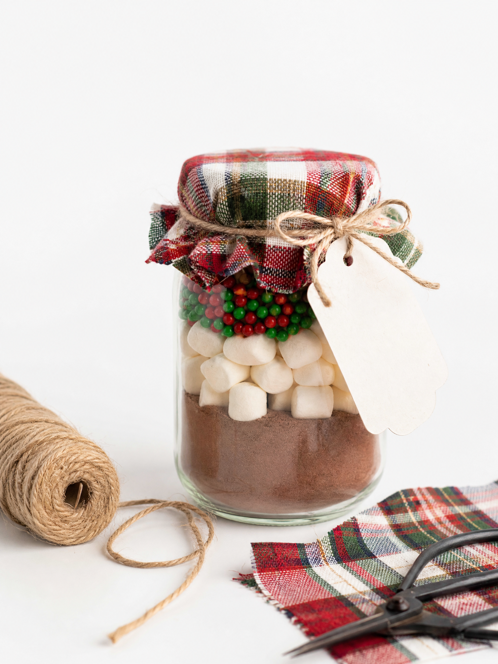 Pote de chocolate quente com marshmallows e confeitos para presente de Natal escolar