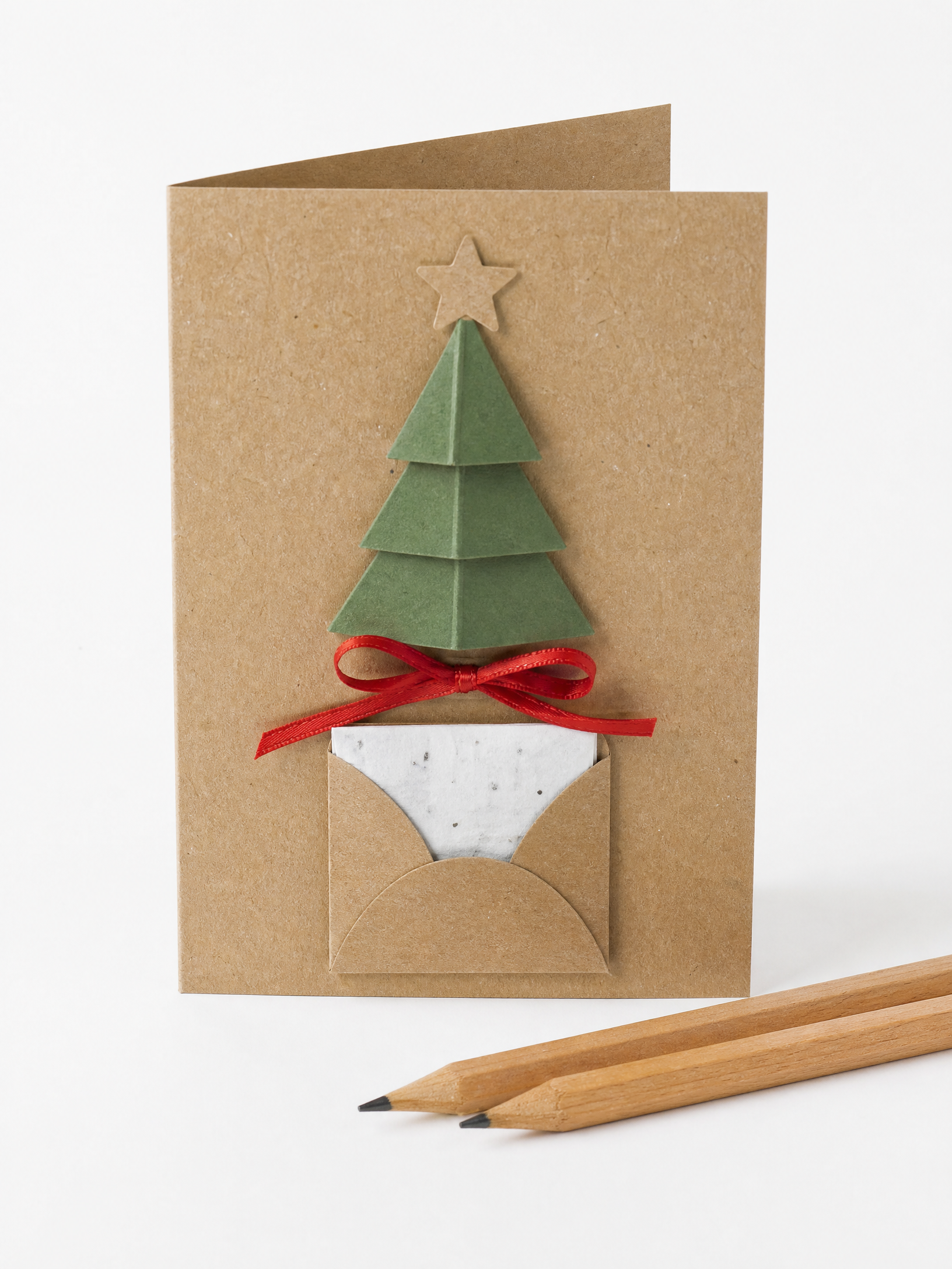 Cartão artesanal de Natal com mini envelope de sementes e decoração de árvore de papel