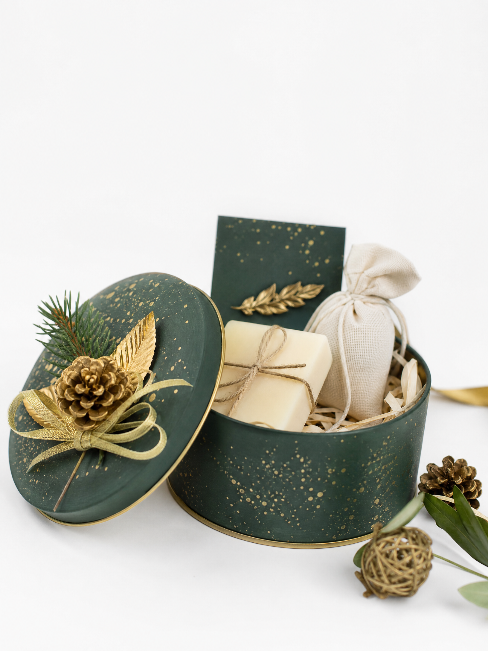 Lata reciclada de Natal com kit de autocuidado