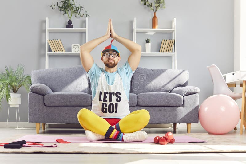 Homem meditando engraçado