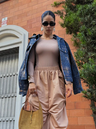 Exemplo de look neutro bege e preto da Naybe