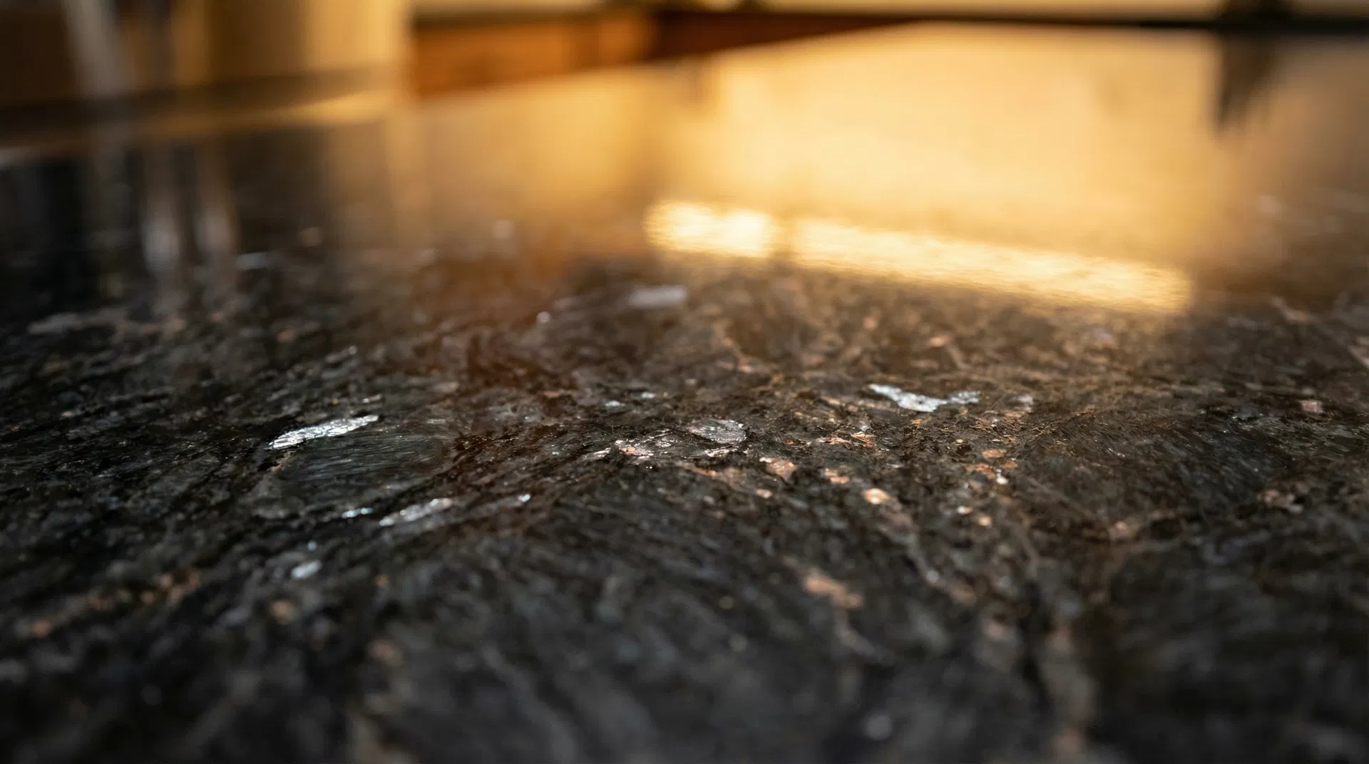 Granit reinigen - polierte Granitoberfläche