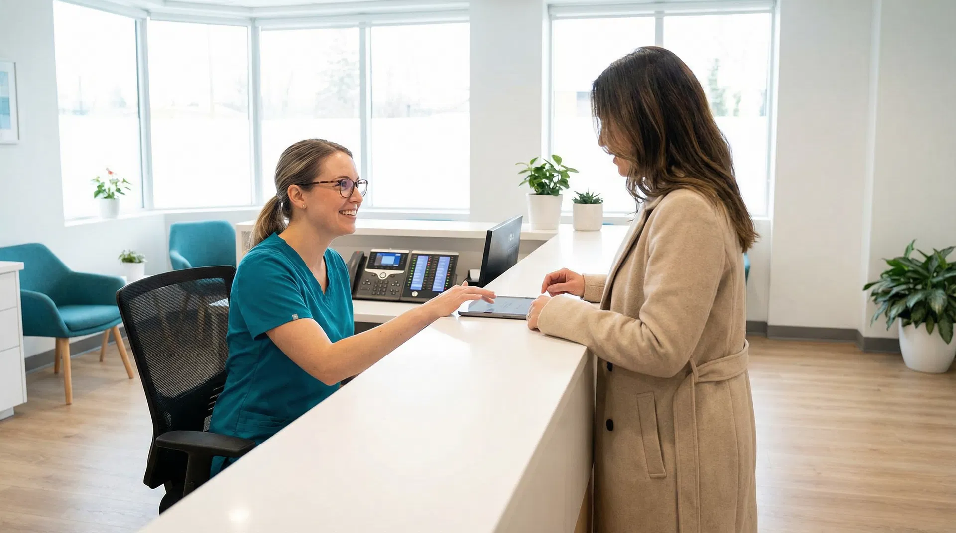 Moderne Arztpraxis-Rezeption mit freundlicher Mitarbeiterin