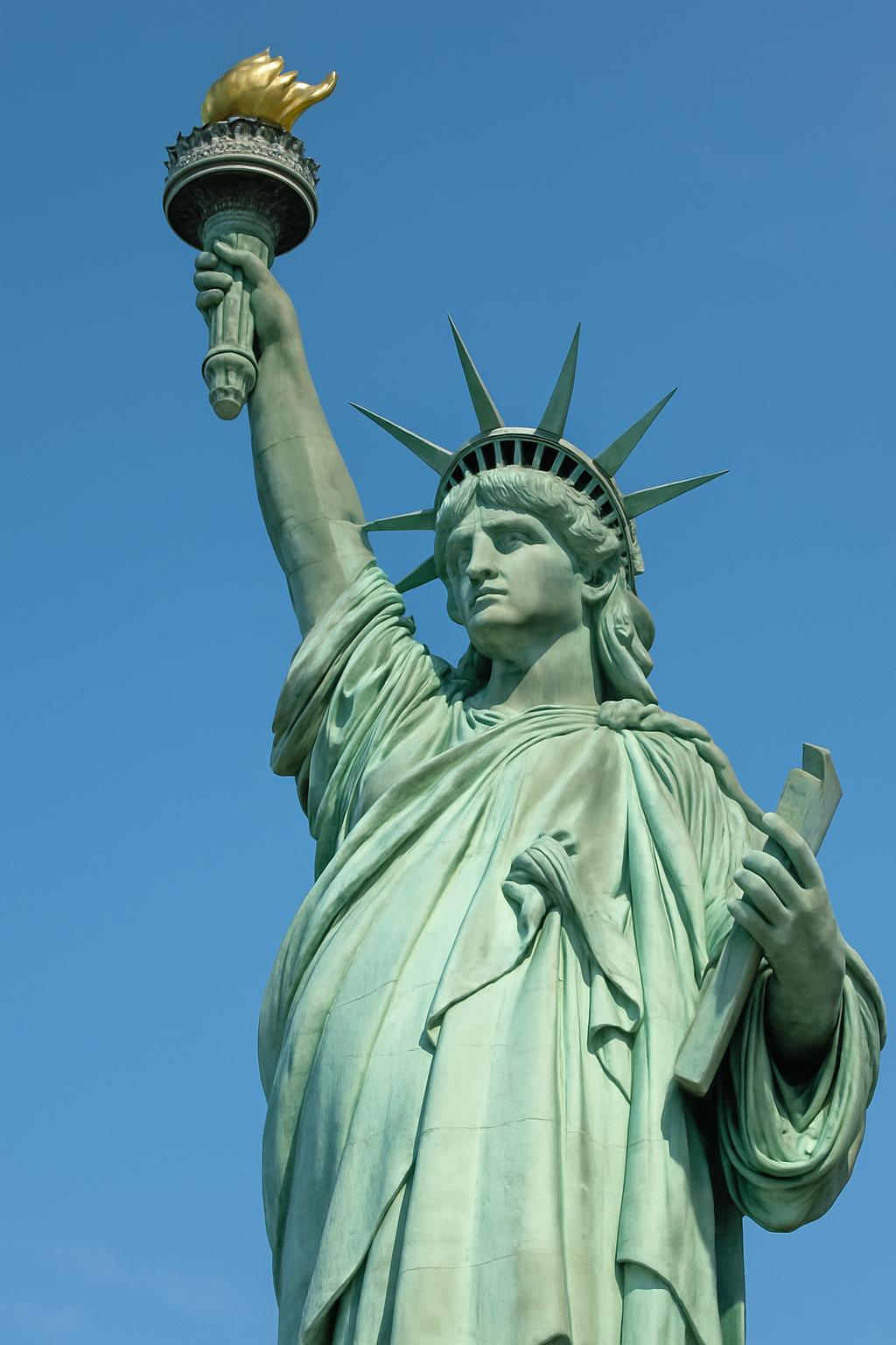 Close-up Patung Liberty dengan latar langit biru