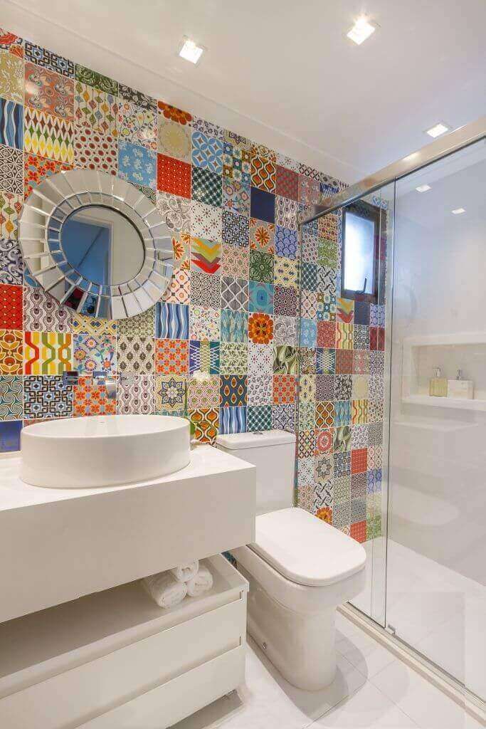 Banheiro com azulejos de cerâmica brilhante azul