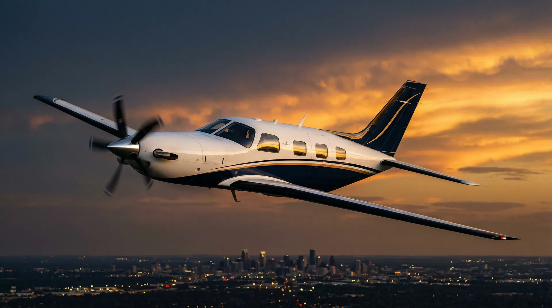 Piper M500 em voo ao entardecer sobre cidade iluminada