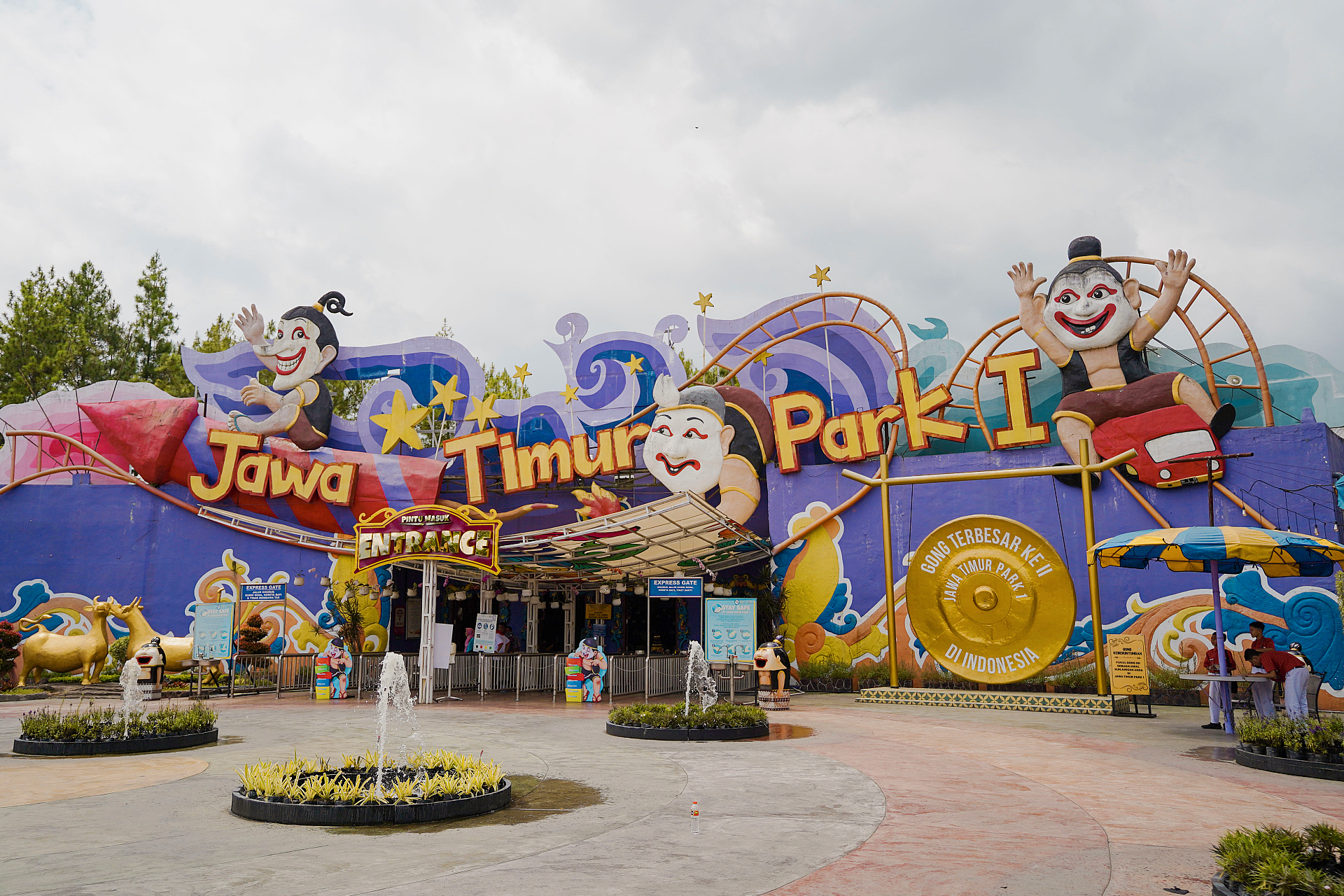 Gerbang masuk Jatim Park 1 dengan patung-patung karakter