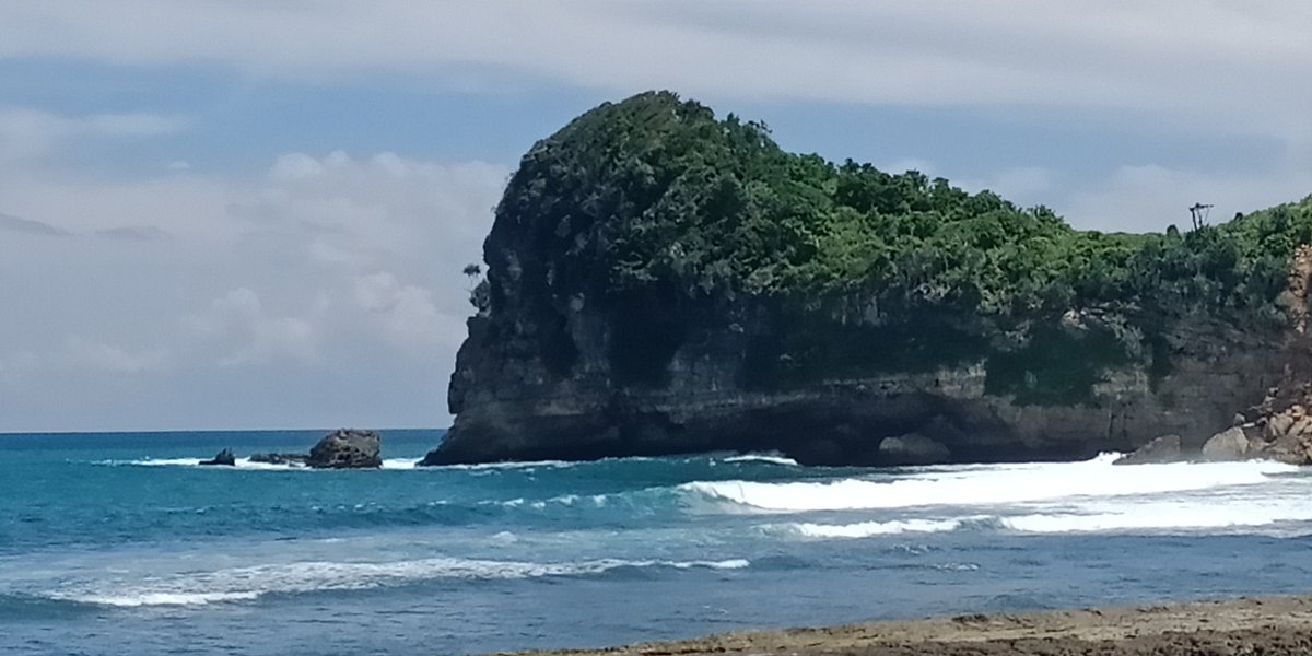 Pemandangan Pantai Parang Dowo dengan batu karang dan ombak