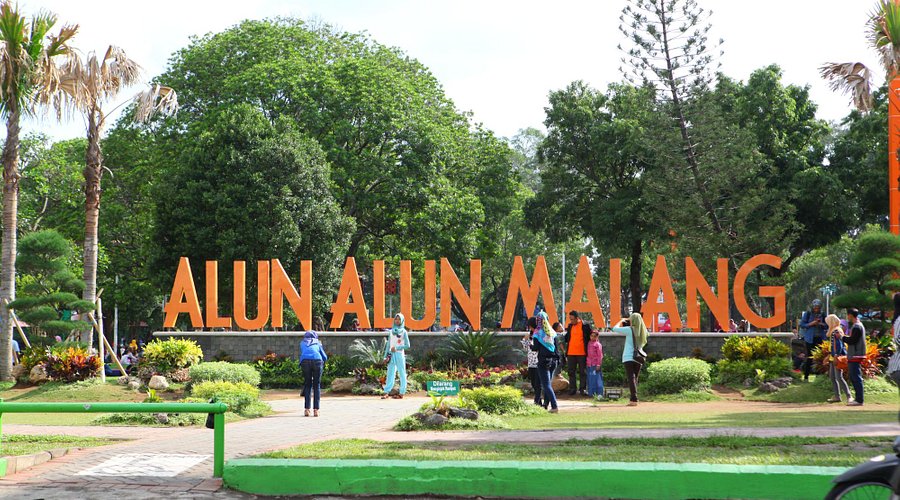 Alun-Alun Kota Malang dengan tulisan besar dan air mancur
