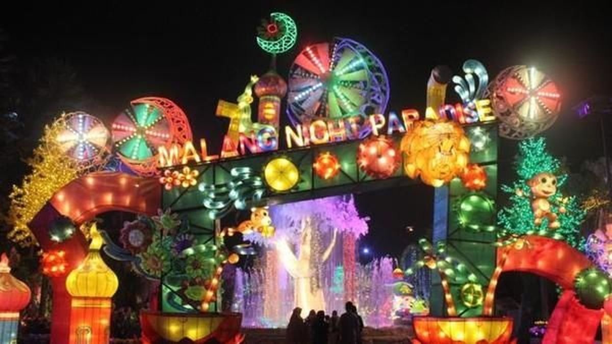 Pemandangan malam Malang Night Paradise dengan lampion dan lampu hias