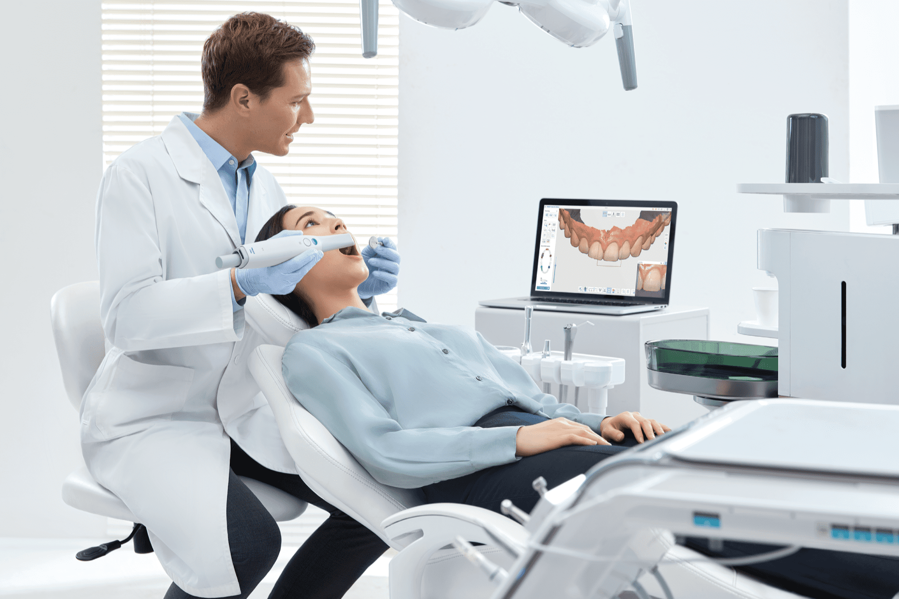 Dentista utilizando um scanner intraoral em um paciente