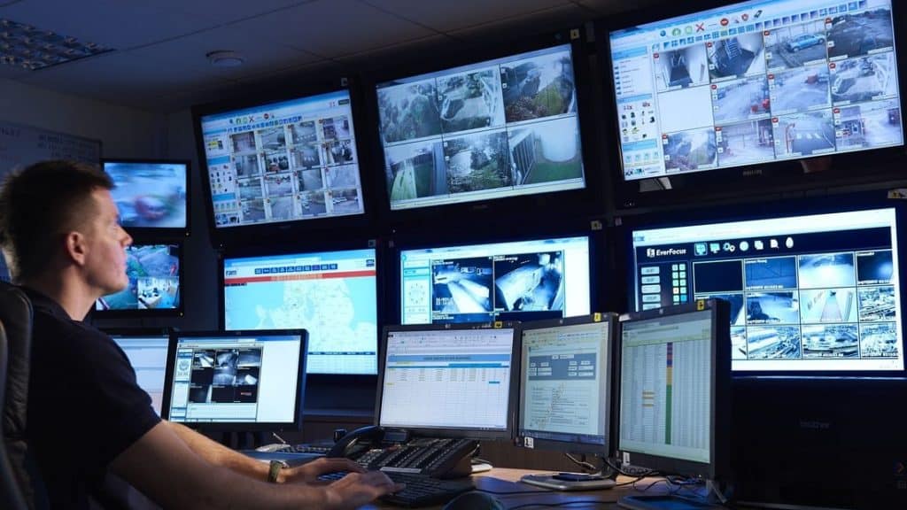 شخص يستخدم هاتفه للوصول عن بعد لكاميرات المراقبة السحابية
