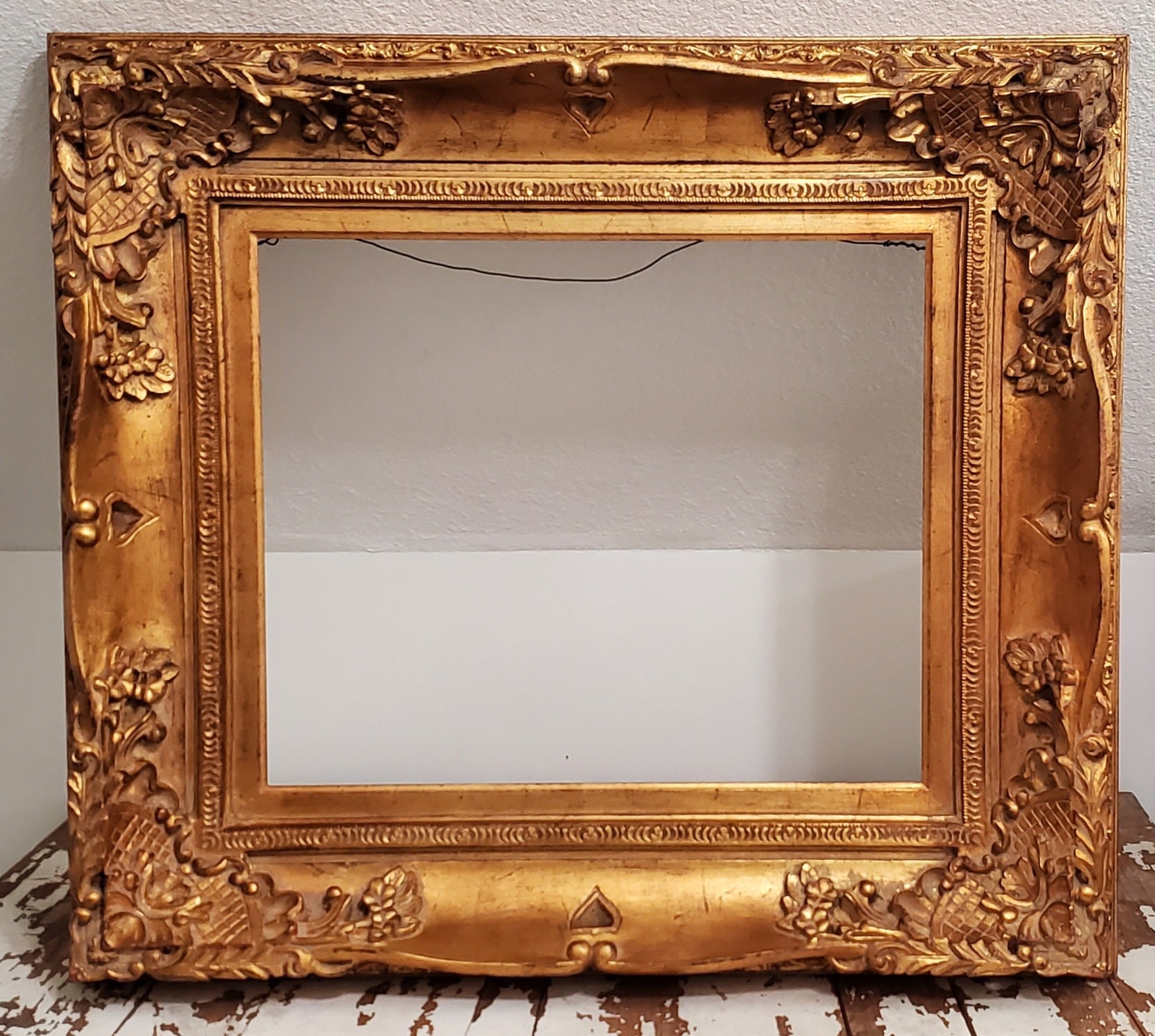 An example of an ornate and outdated picture frame.