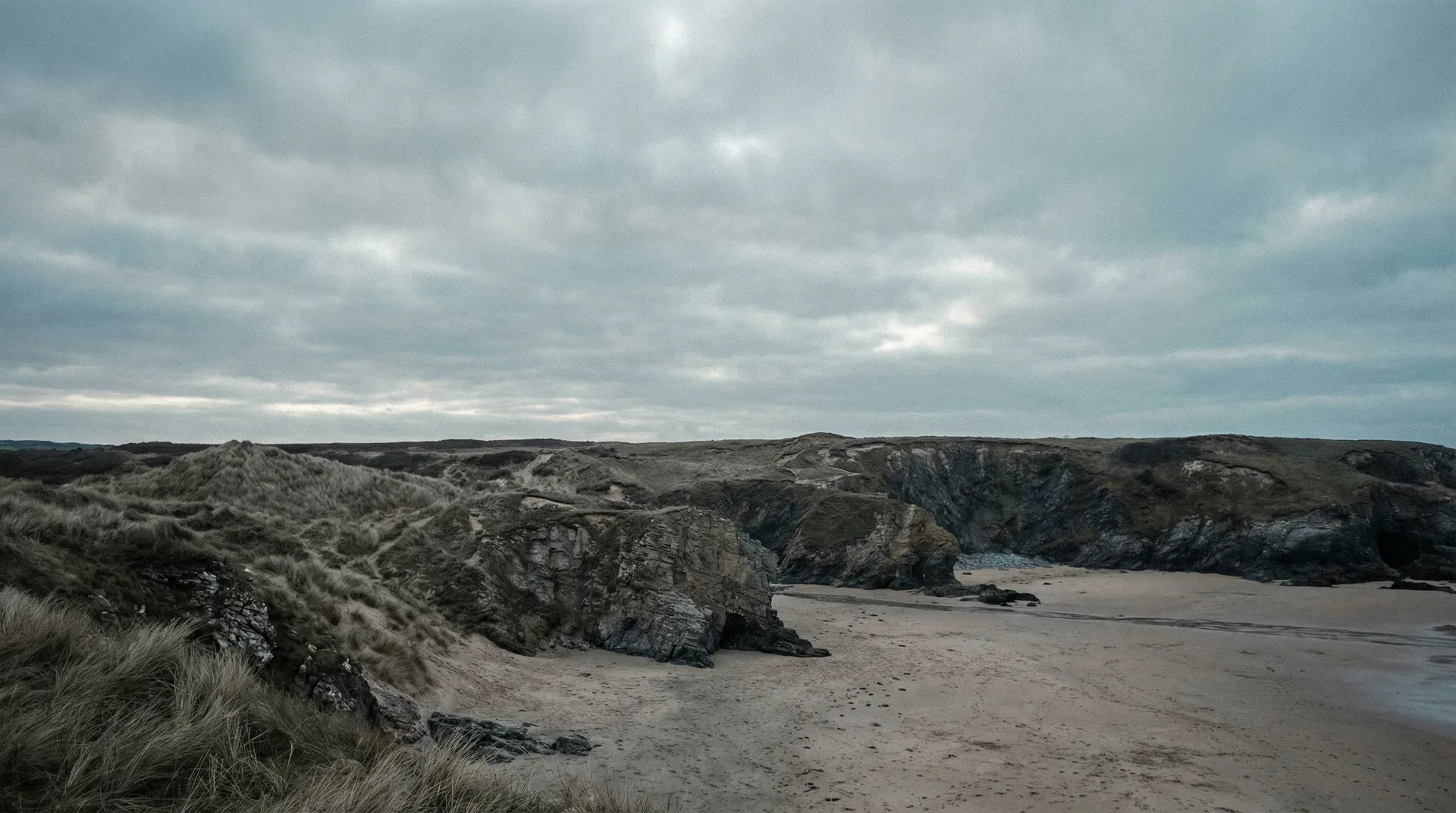 Off-Season Küstenlandschaft – weite Dünenlandschaft mit Strand