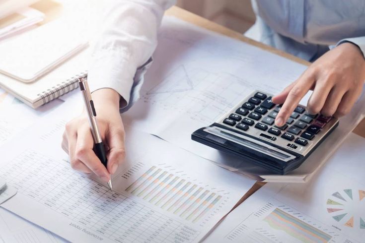 Empresário calculando impostos de ITCMD para planejamento sucessório com holding familiar, ilustrando a importância do ITCMD na doação de cotas em 2025.