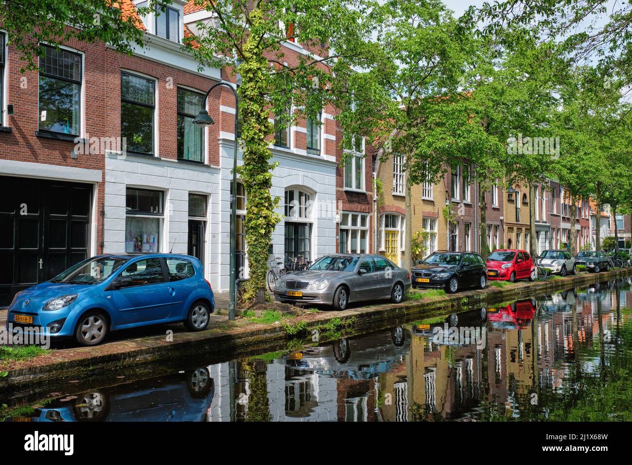 Auto geparkeerd langs een gracht in Delft