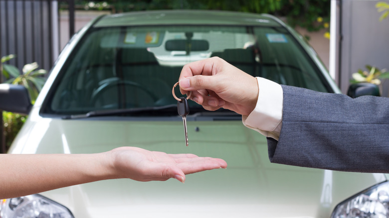 Sleuteloverdracht bij het kopen van een tweedehands auto