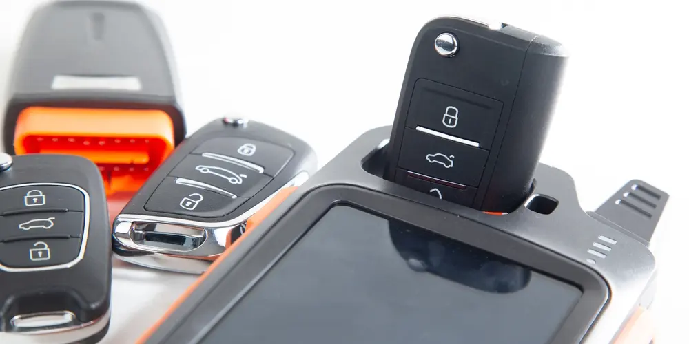 Specialist programmeert een nieuwe autosleutel