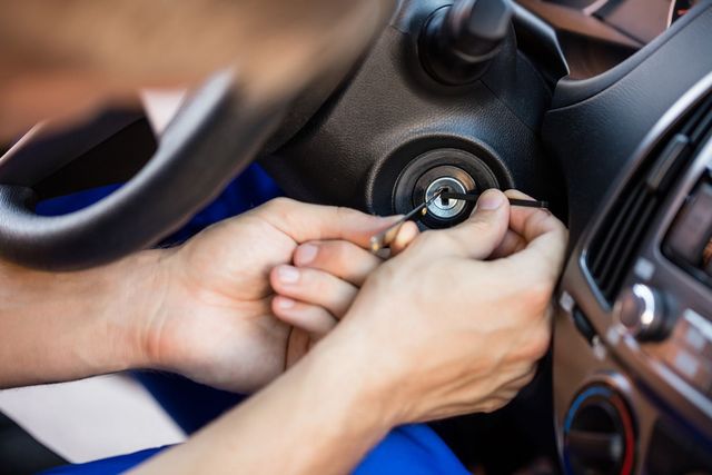 Mobiele sleutelmaker opent een autodeur in Den Haag