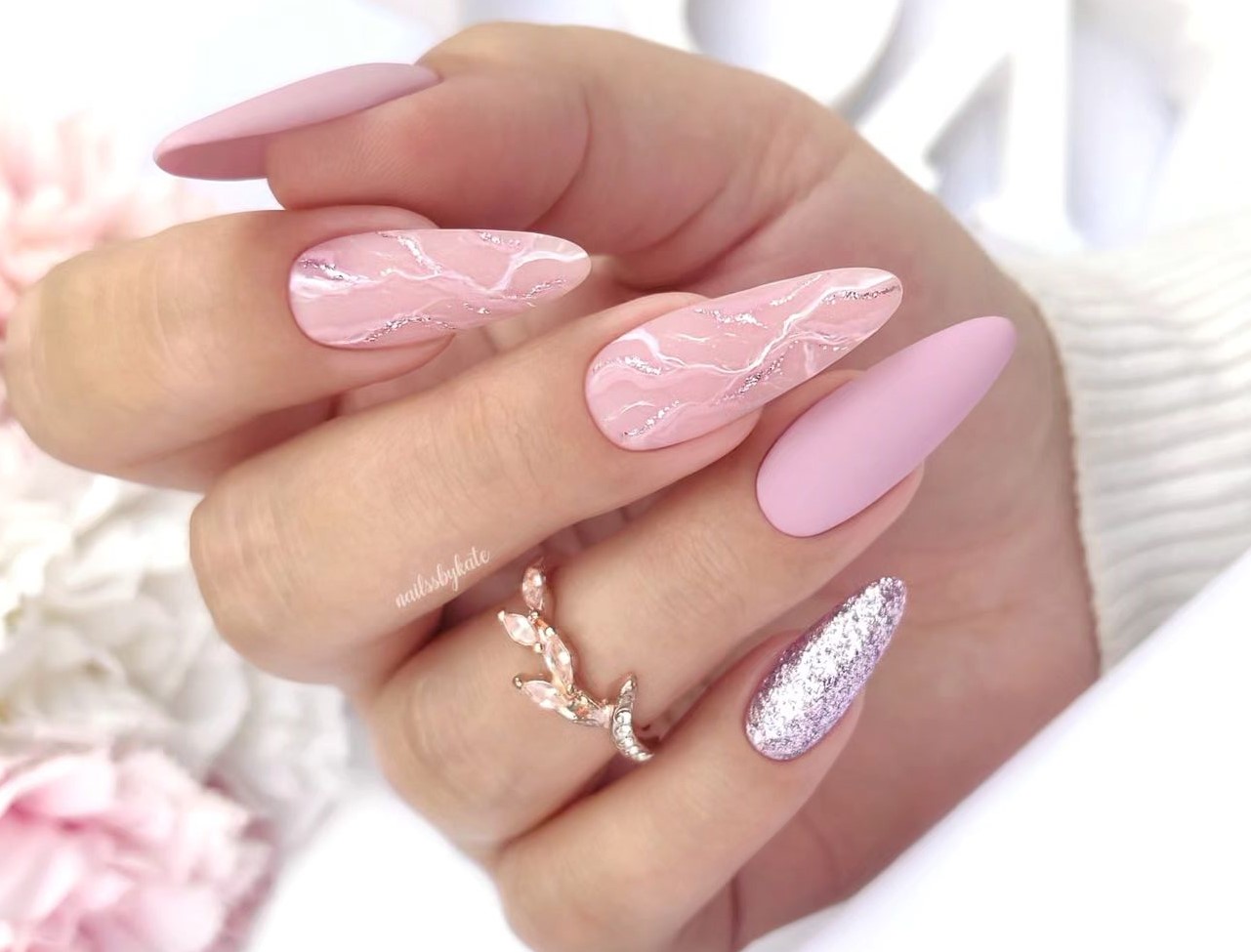 Você já parou para pensar no impacto que um simples cuidado com as mãos e os pés pode ter? Mais do que uma questão estética, a manicure e pedicure representam um ritual de bem-estar, um momento de autocuidado que eleva a autoestima e proporciona relaxamento. Para os profissionais da área, é uma arte, uma paixão que se traduz em sorrisos e satisfação. Mas, como ir além do básico e transformar essa prática em uma experiência verdadeiramente enriquecedora, tanto para quem oferece quanto para quem recebe? Tendências De Nail Art