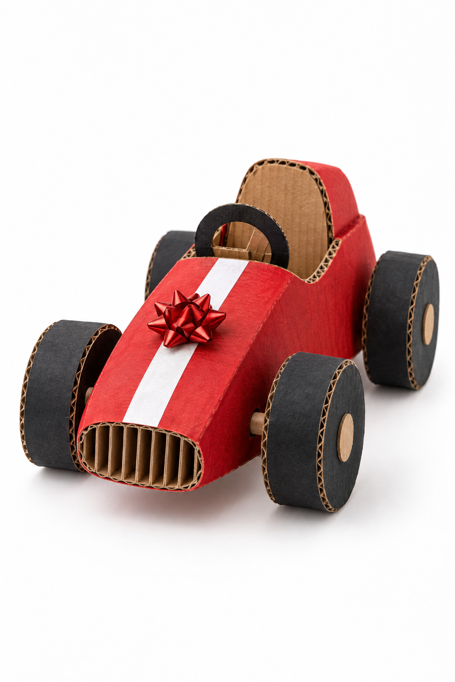 Carrinho de corrida infantil feito de papelão vermelho sobre fundo branco