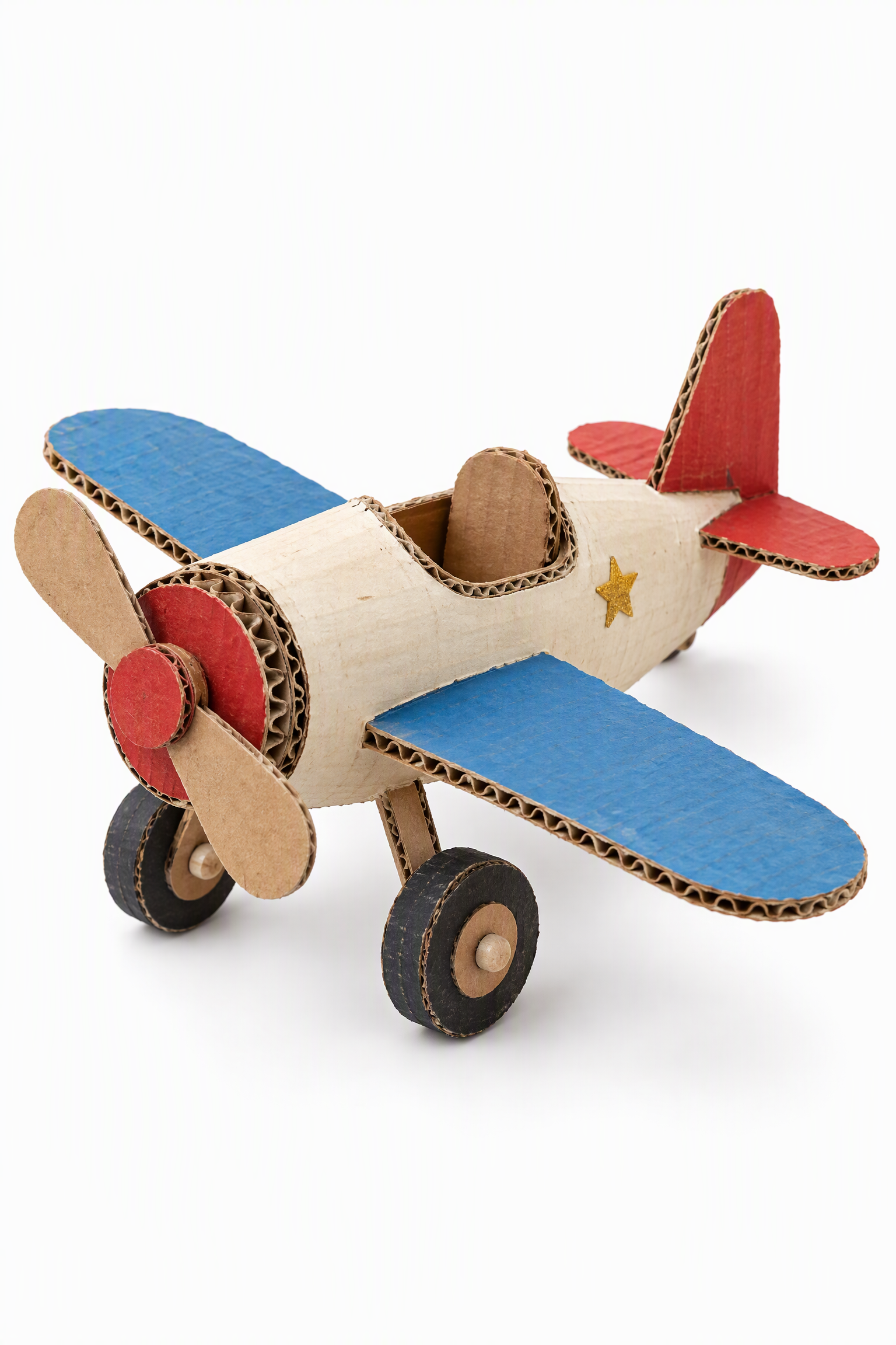 Avião infantil feito de papelão com asas azuis sobre fundo branco