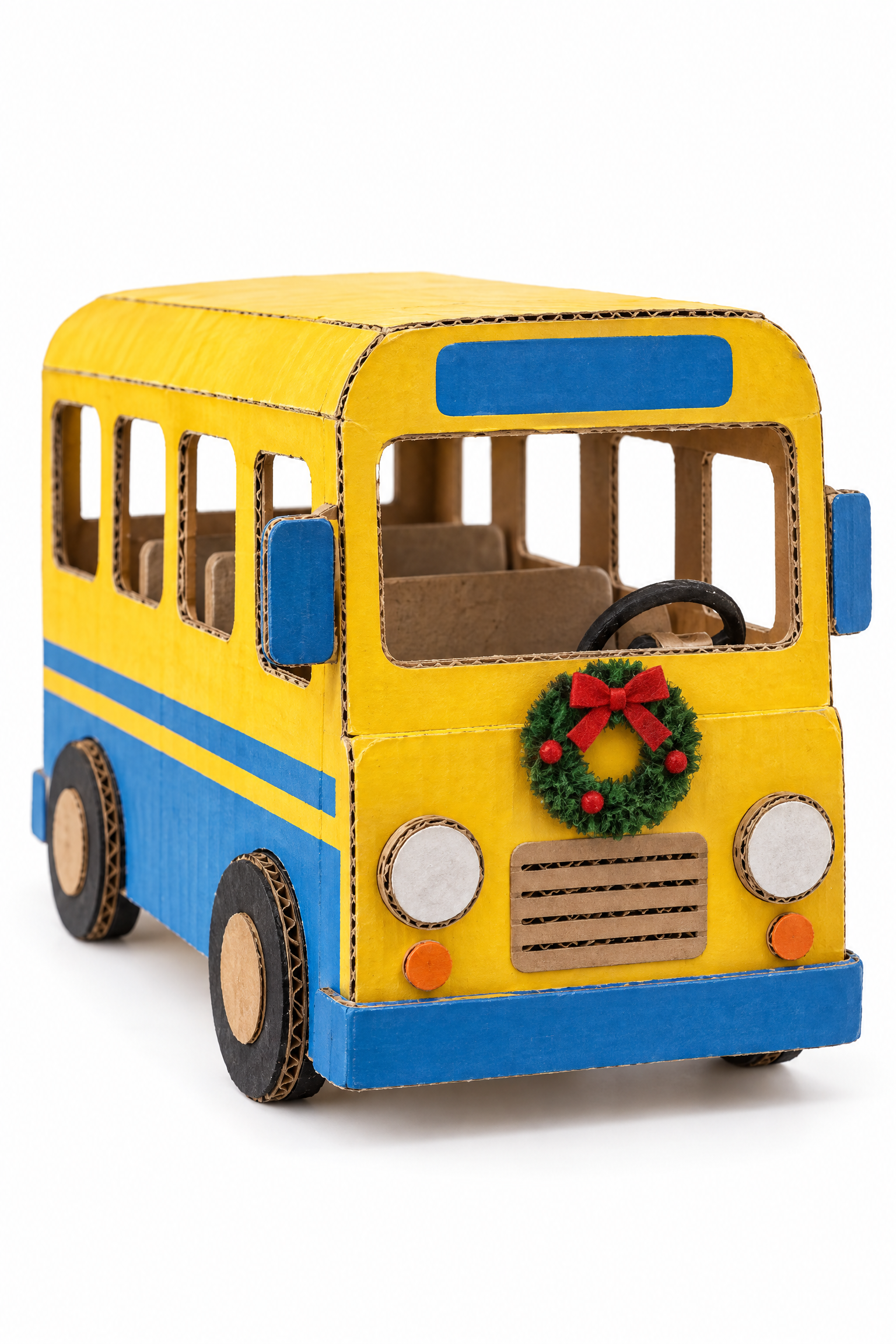 Ônibus amarelo e azul de brinquedo feito de papelão sobre fundo branco