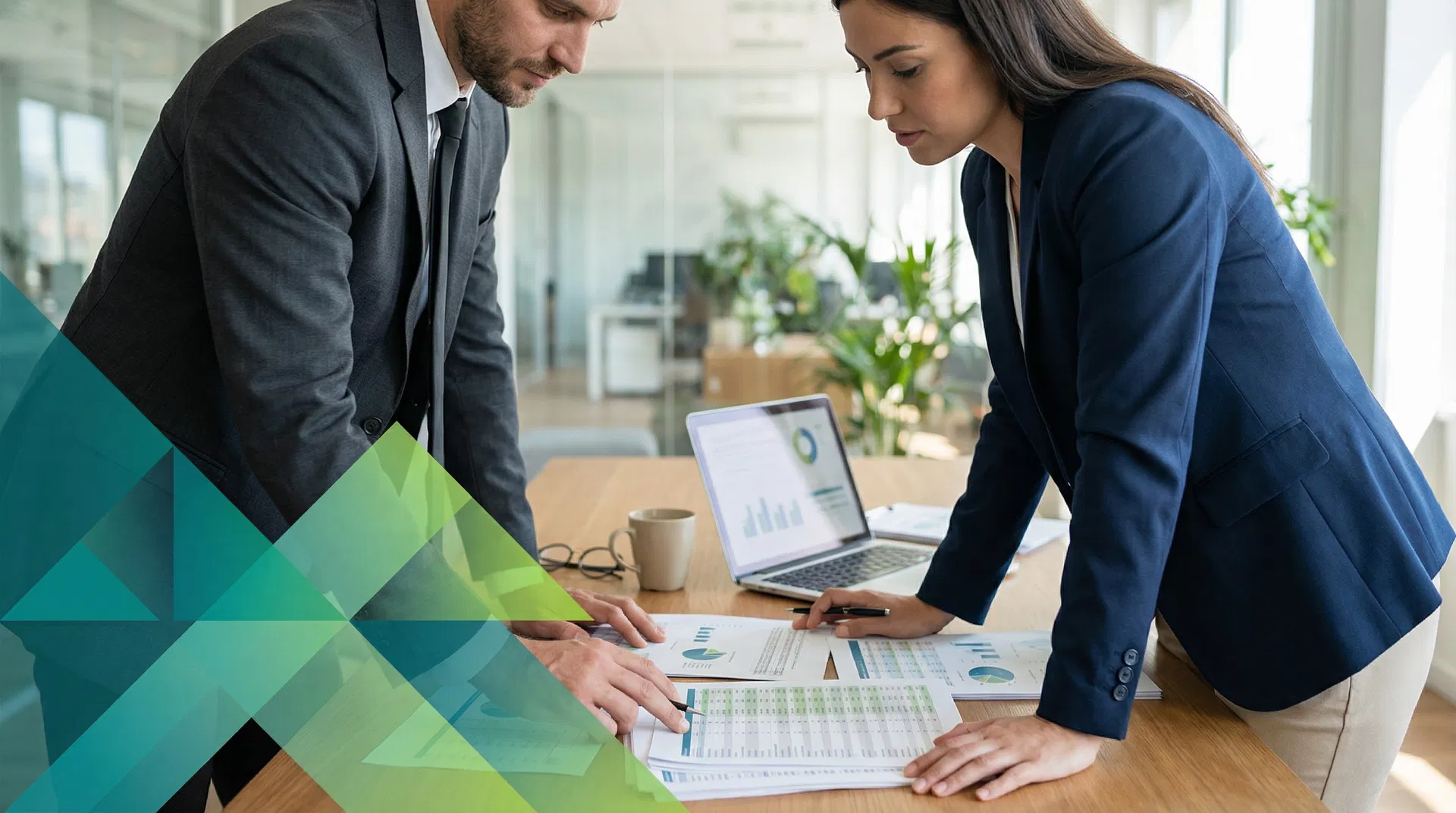 Profissionais da Redempta analisando dados e documentos para investigação patrimonial Smart Dossiê - Recuperação de crédito NPL