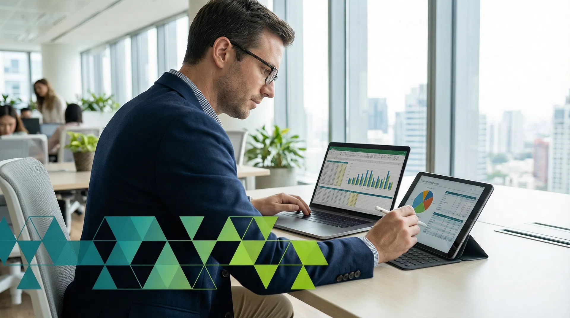 Profissional analisando portfólio e carteira de crédito com gráficos e dados - Scan Carteira Redempta NPL