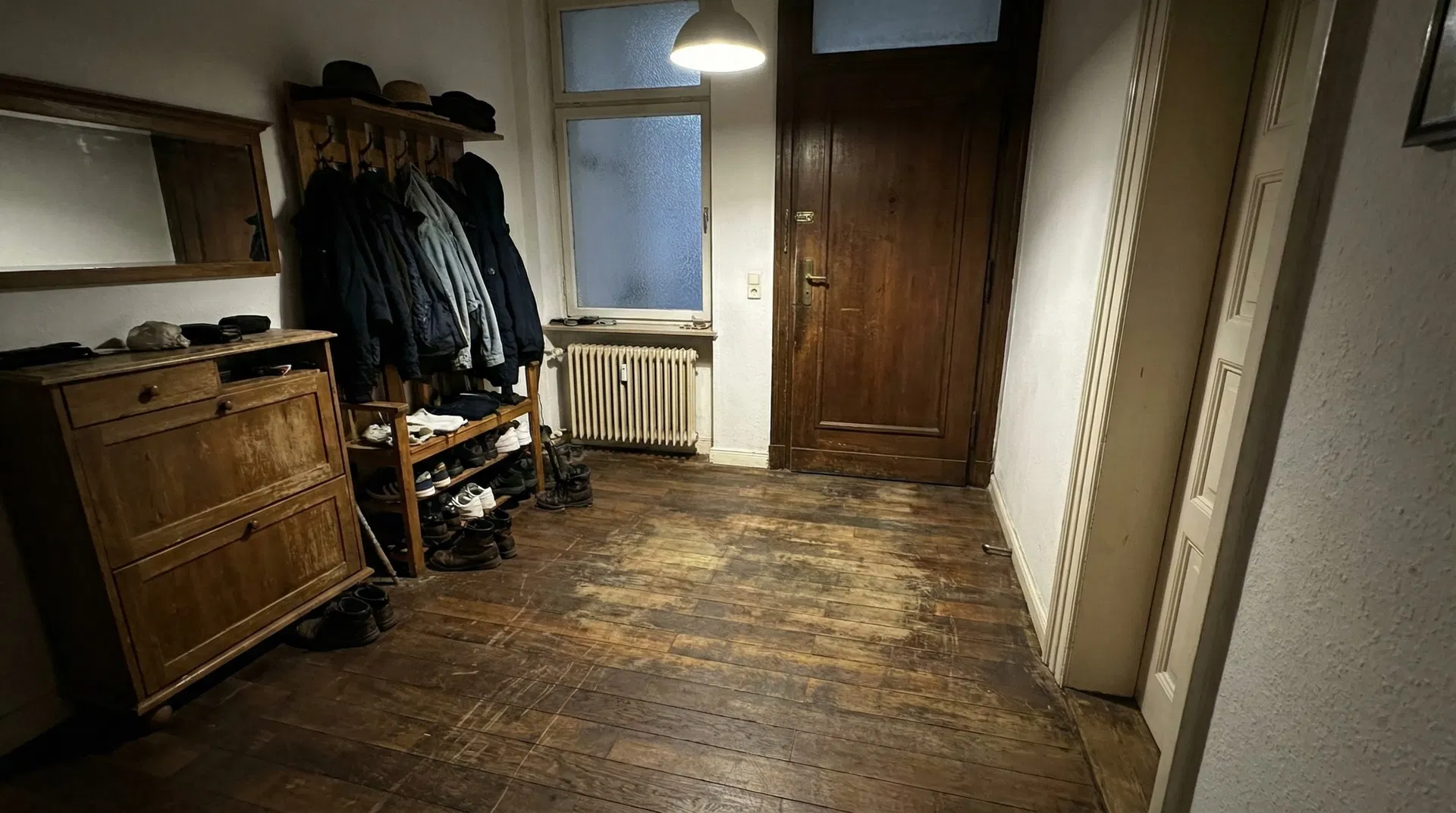 Abgenutzter Eingangsbereich mit Fischgrätmuster vorher in Hamburg Rotherbaum