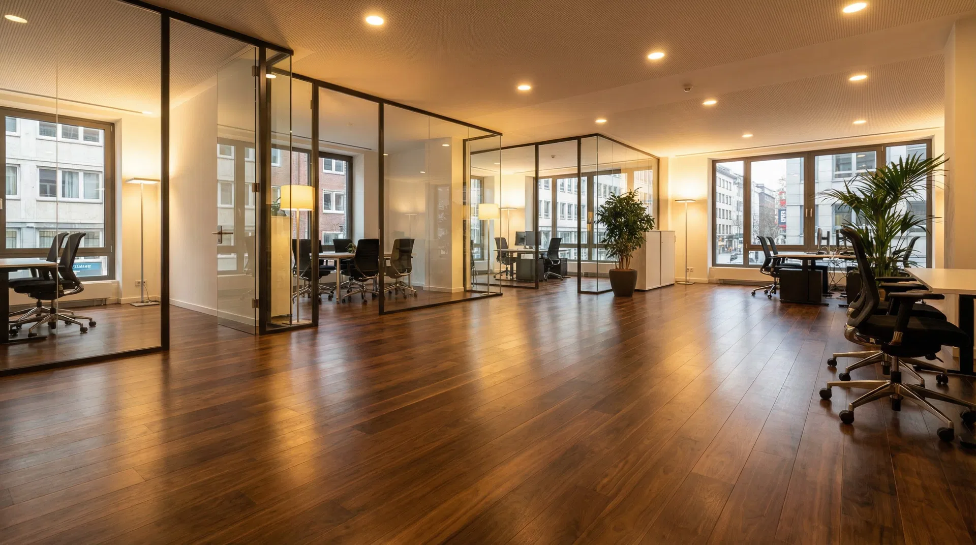 Frisch versiegelter Büro-Parkettboden nachher in Hamburg HafenCity