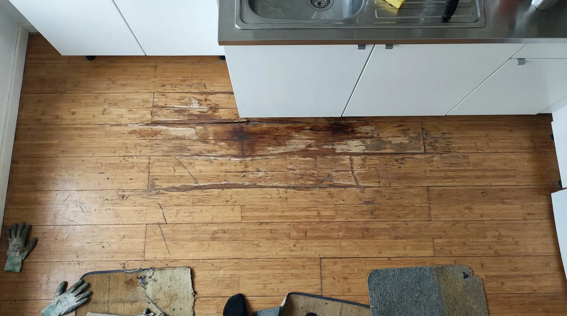 Beschädigter Küchenparkettboden vorher in Hamburg Ottensen