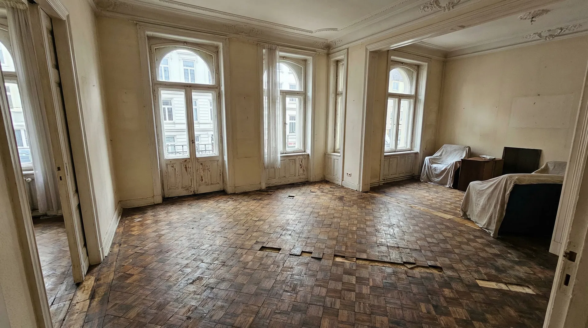 Abgenutztes Mosaikparkett im Altbau vorher in Hamburg St. Georg