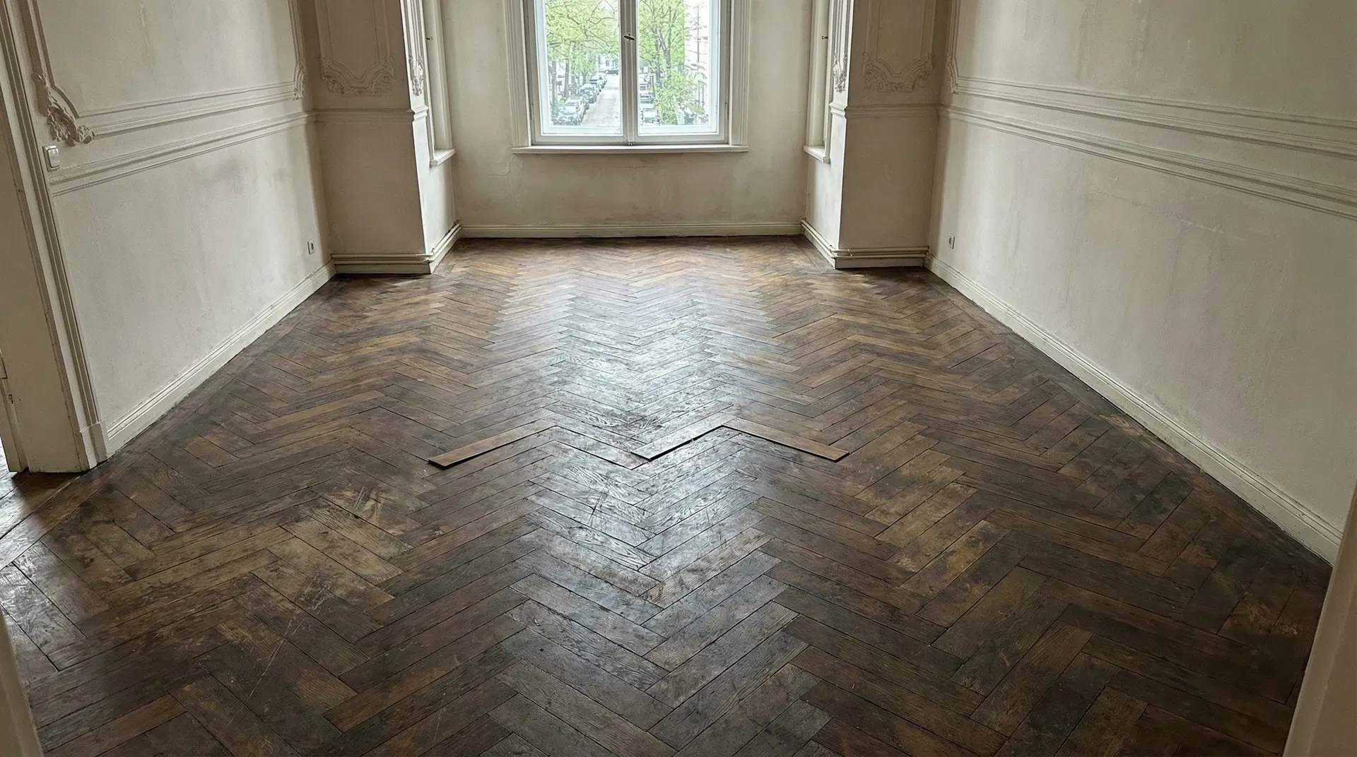 Abgenutztes Fischgrät-Parkett vorher in Hamburg Winterhude Altbau