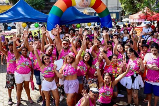 Grupo de pessoas celebrando o carnaval com abadás coloridos em Itaquaquecetuba.
