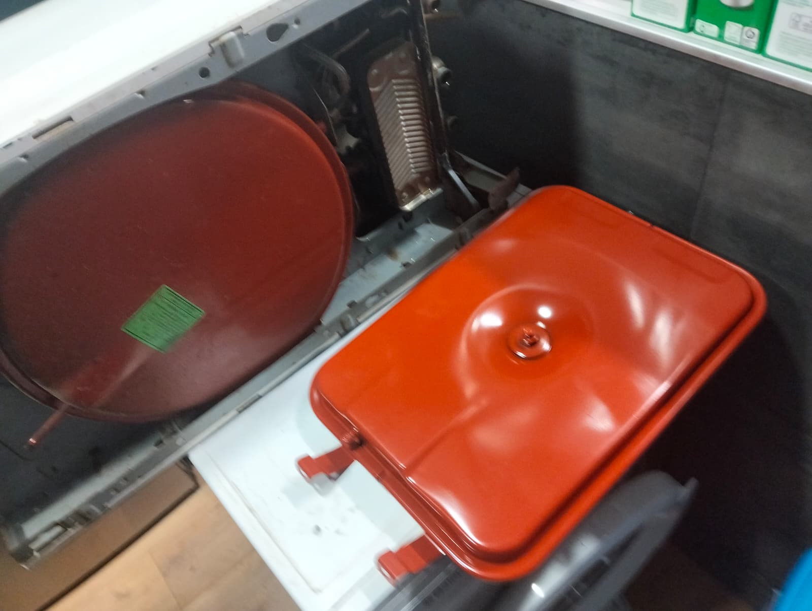 Reparación de caldera — interior desmontado