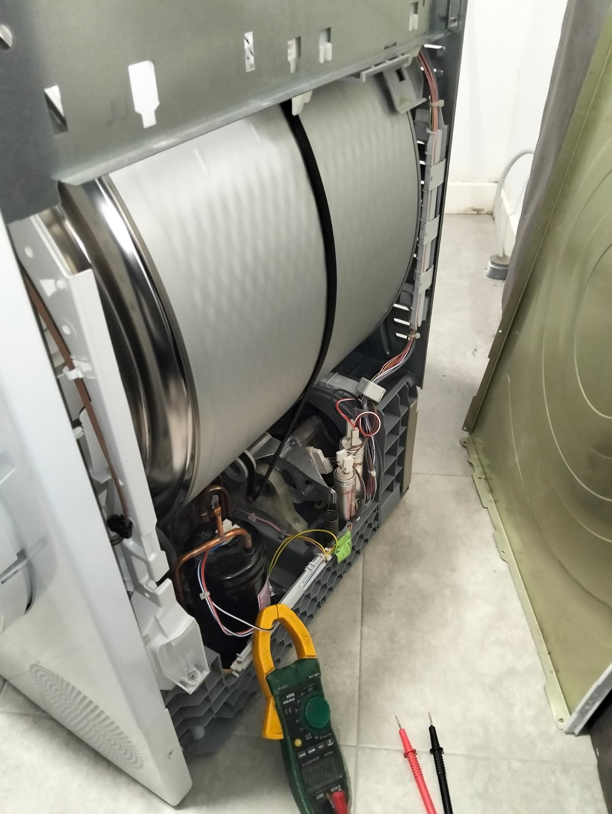 Técnico reparando caldera