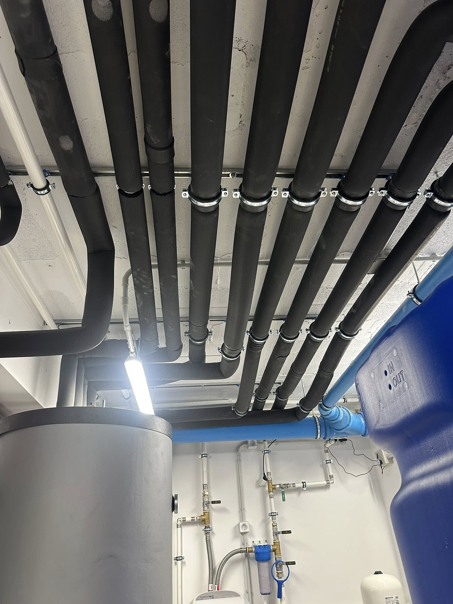 Unidades exteriores en jardín tropical