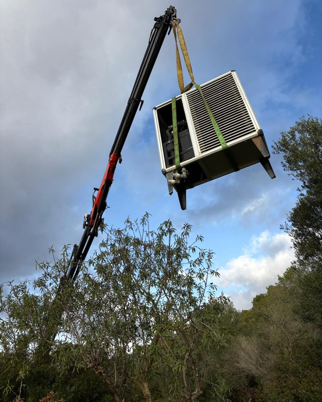 Instalación con grúa en fachada de edificio
