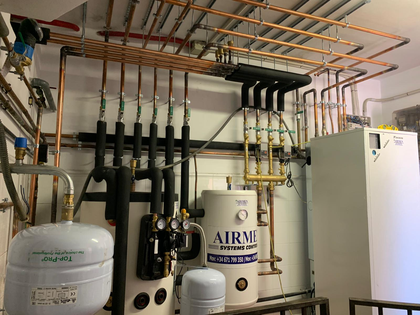 Sala de Máquinas Peter Sebrick - Vista Frontal / Machine Room Front View