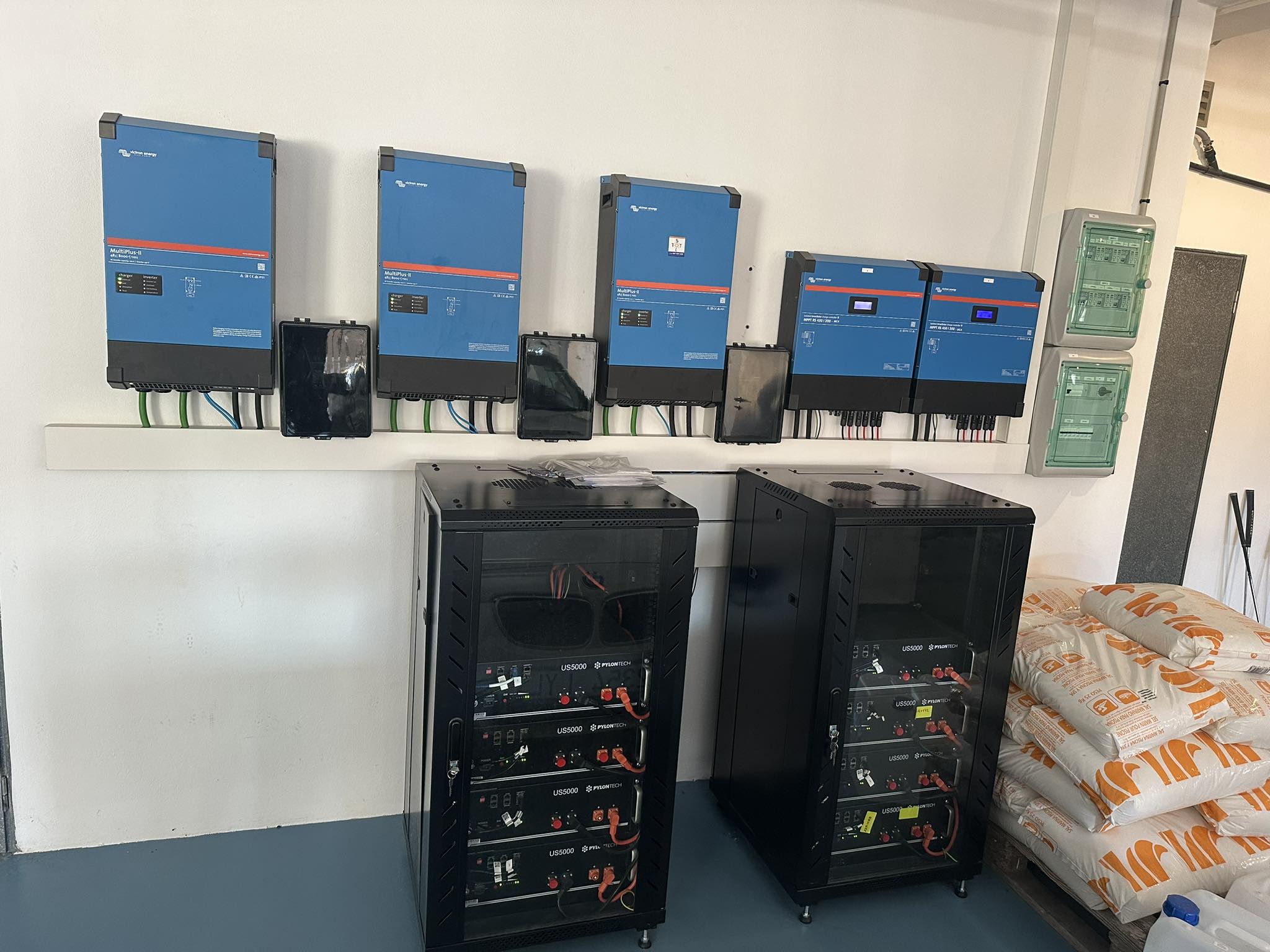 Unidad exterior en jardín residencial