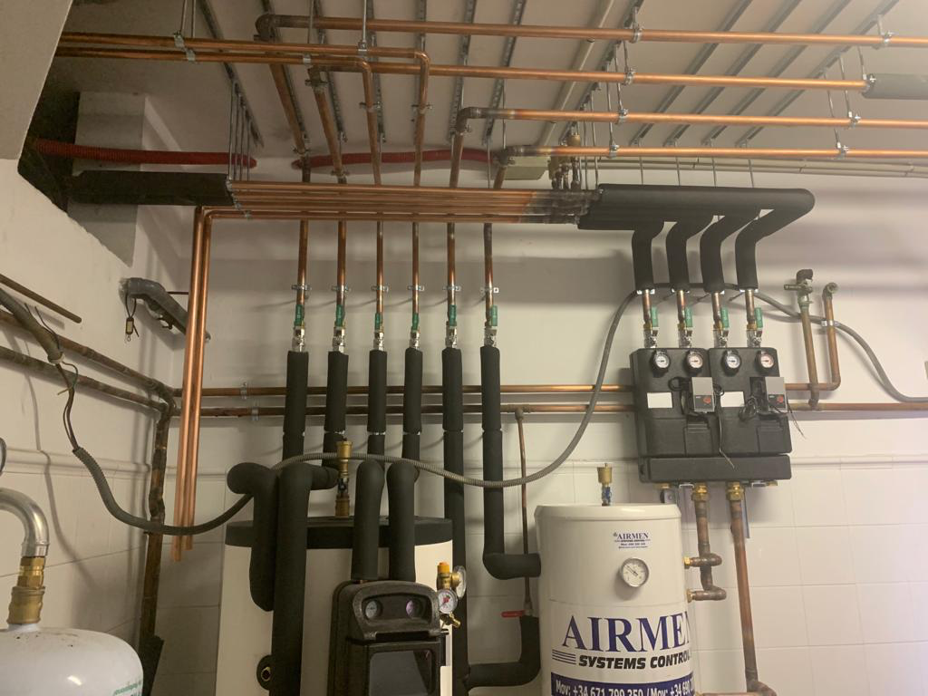 Sala de Máquinas - Tuberías en Techo / Machine Room - Ceiling Piping