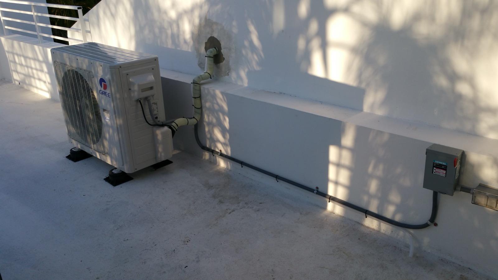 Unidad GREE en pared con caja Siemens