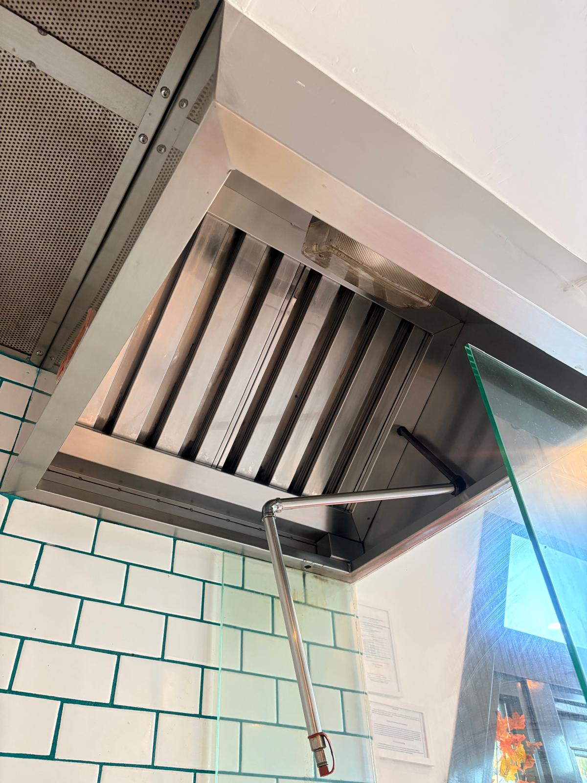Campana limpia con azulejos blancos