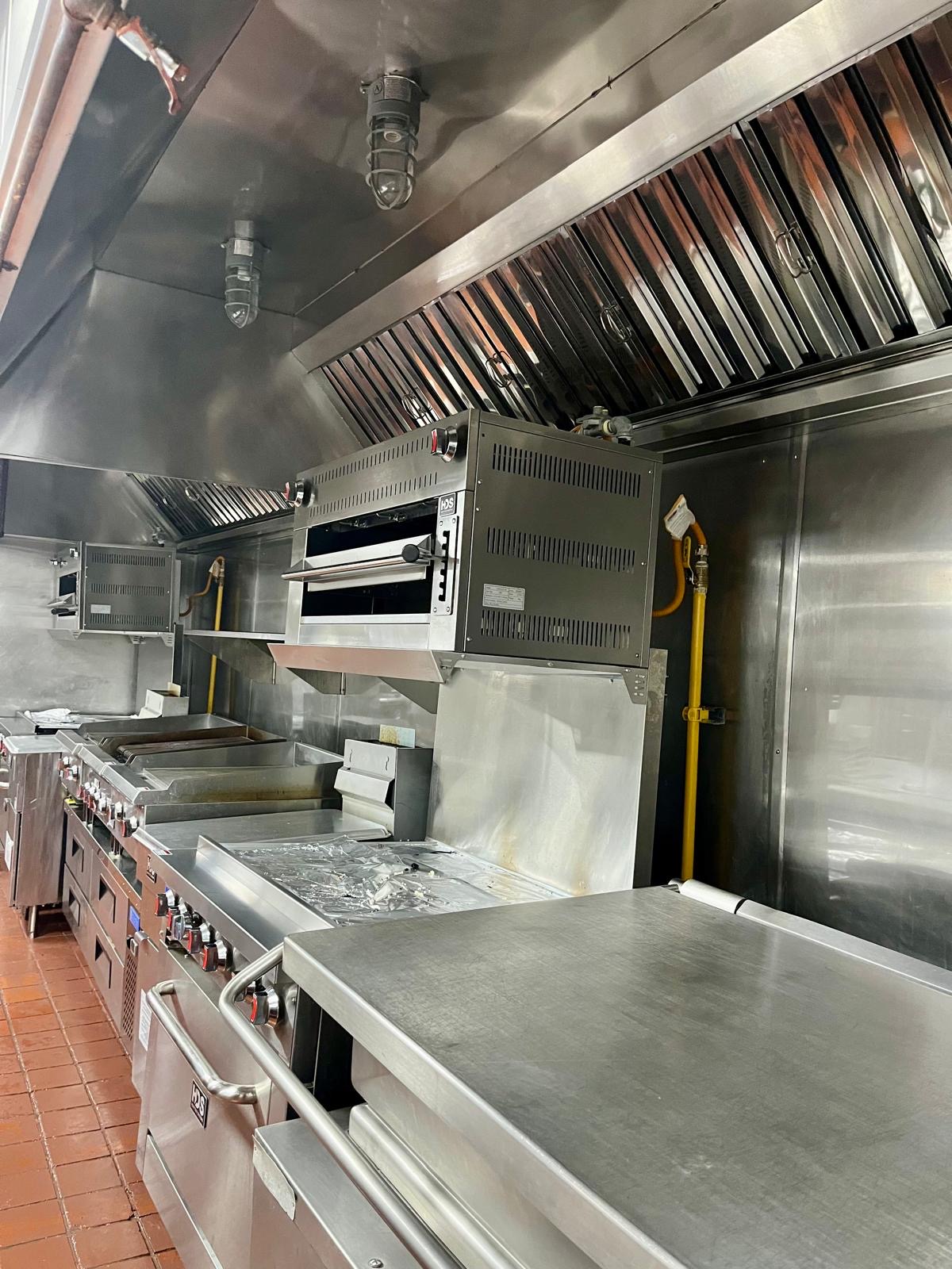 Cocina industrial completa con campana
