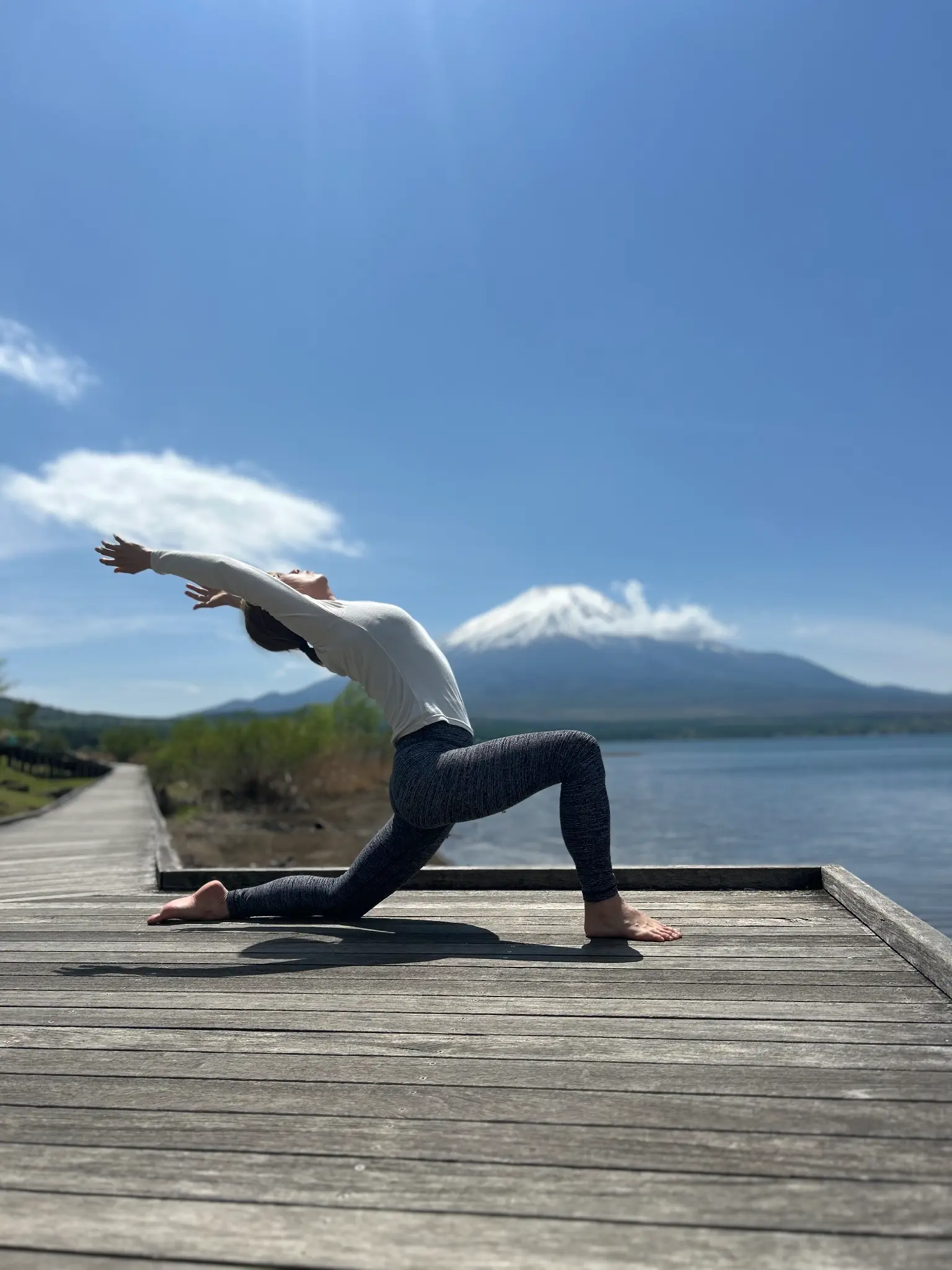 Tatami yoga - 富士山を背景にヨガをするAKKO先生