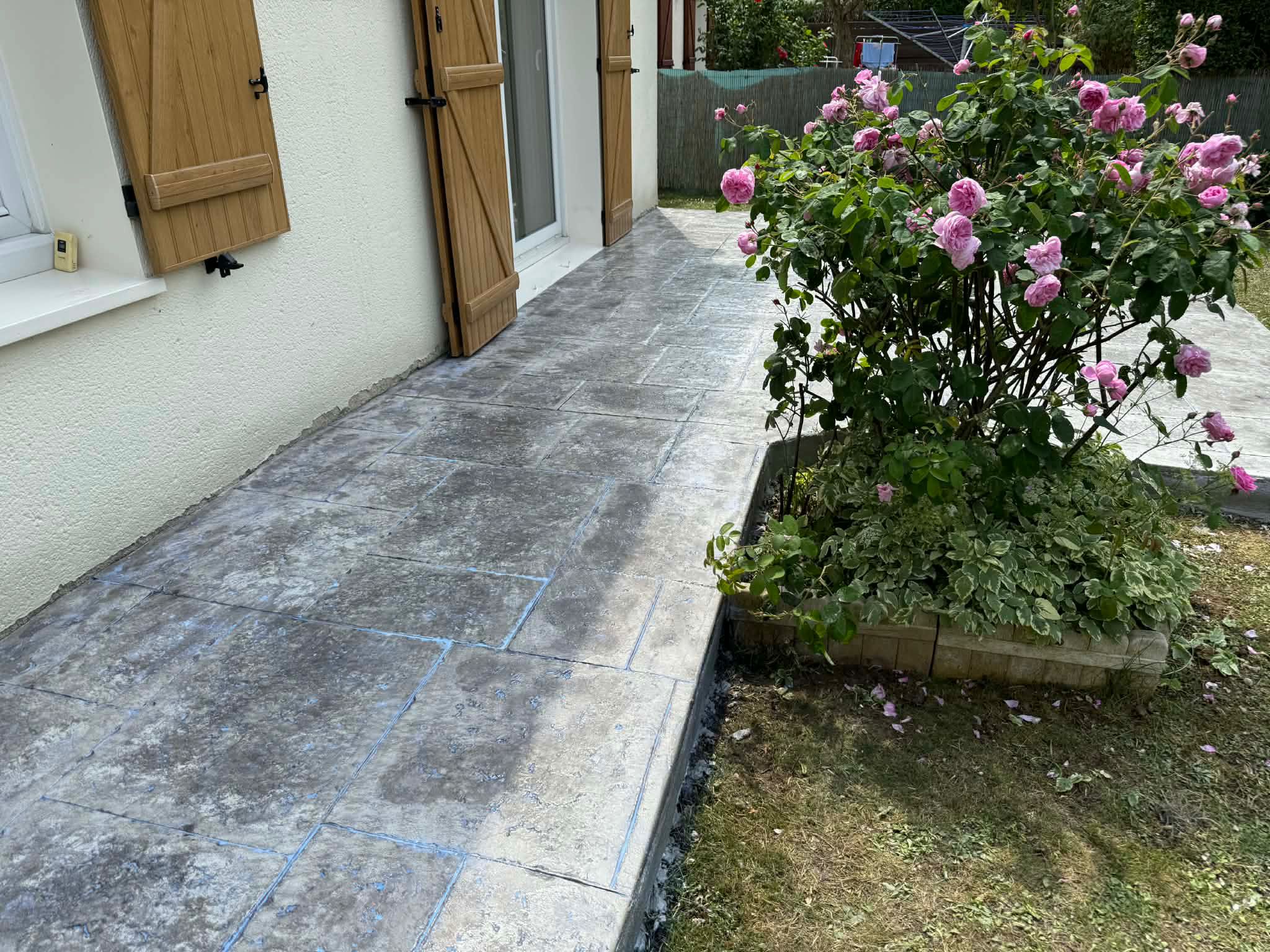 Curte cu piscină beton amprentat