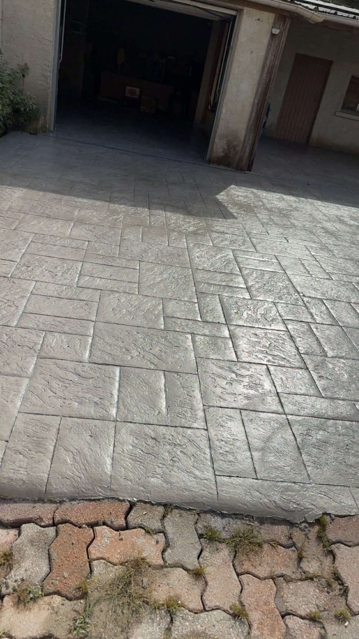 Curte cu piscină beton amprentat bej