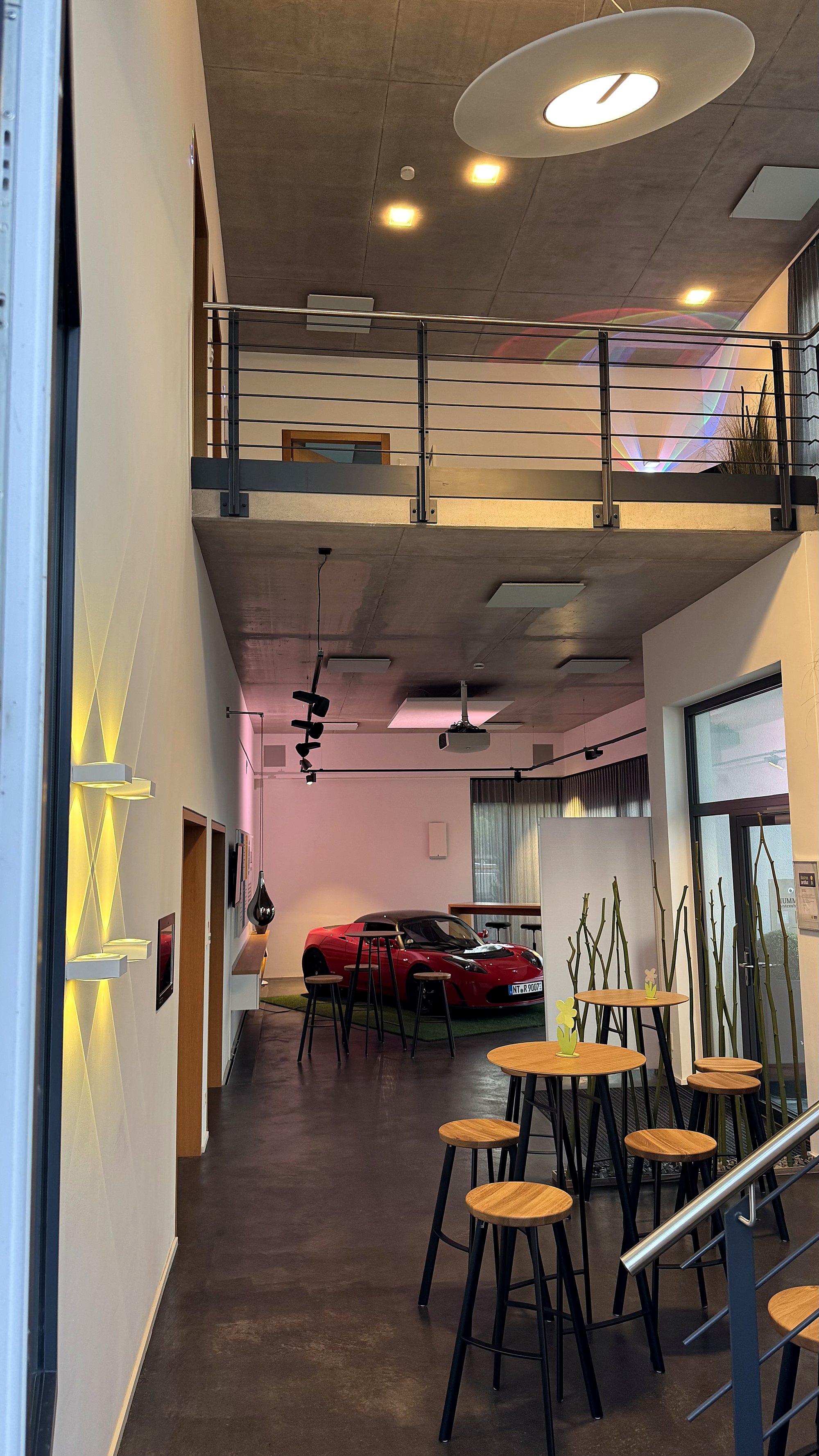 Loft-Showroom mit Stehtischen